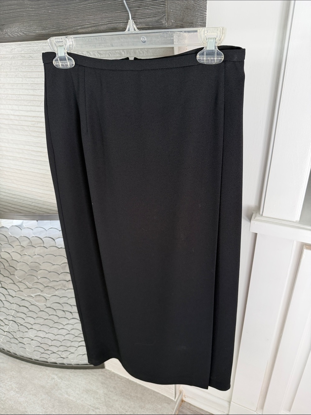 Essential Black Midi Skirt — Timeless Straight Silhouette vintage size 6